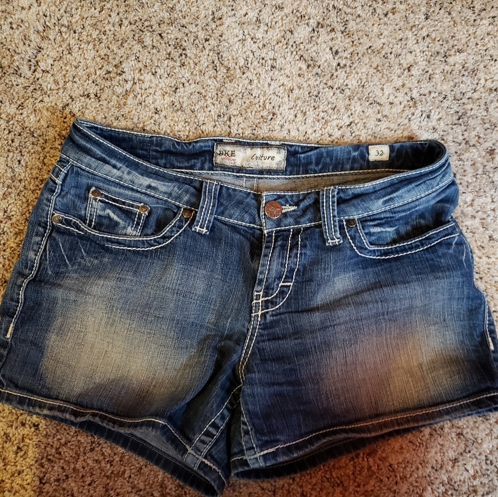 BKE shorts size 32